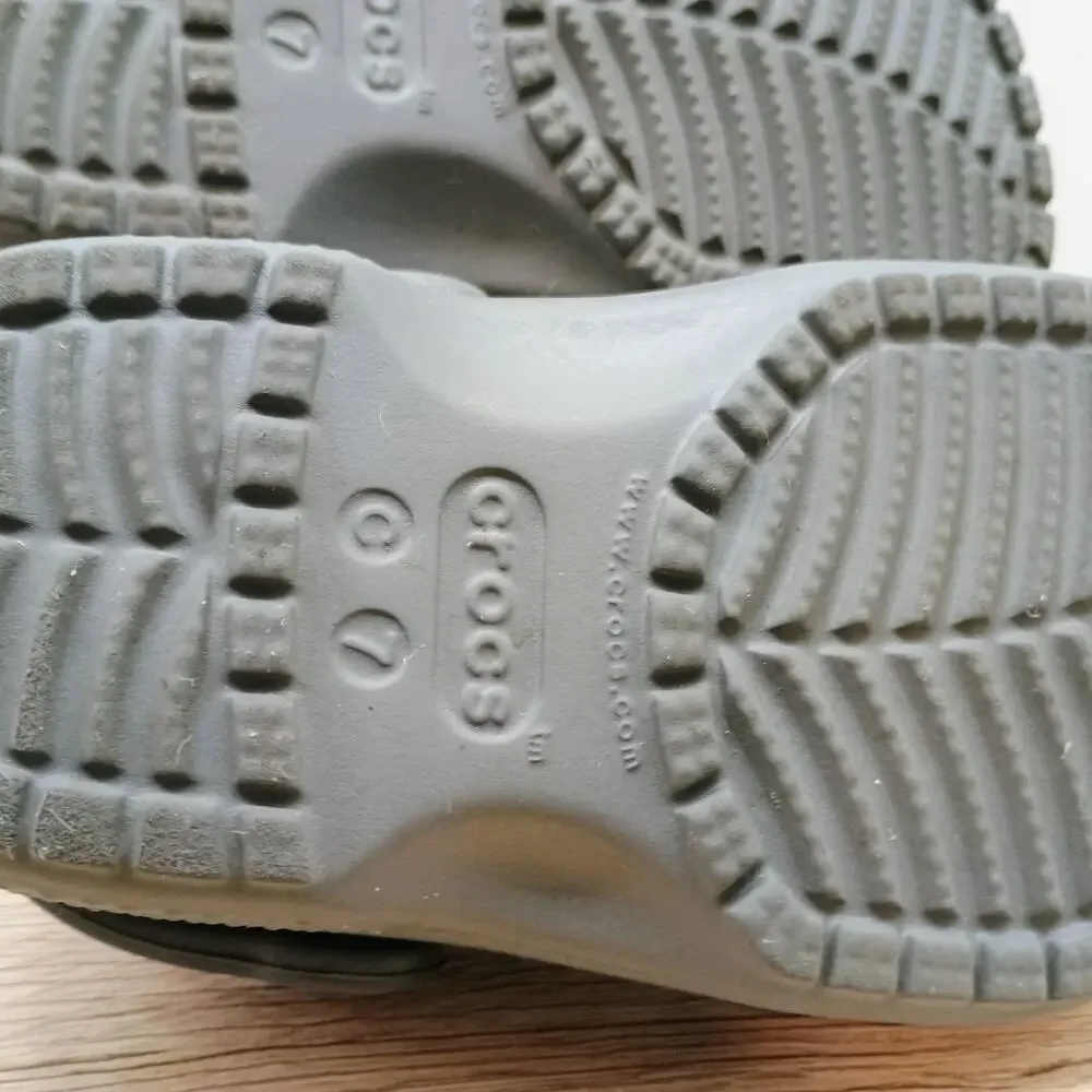 Crocs Unisex Kids 7 Classic Clogs Space Alien Astronaut Dark Gray Sandals